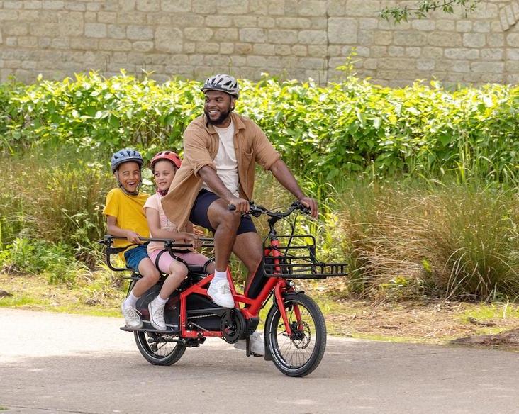 Городской житель. Компания Tern анонсировала компактный грузовой велосипед Quick Haul Long, предназначенный для перевозки тяжелых грузов и семейных прогулок