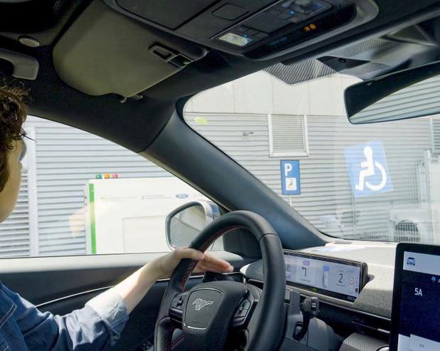 Ford разработал роботизированные зарядные станции для электромобилей в помощь инвалидам